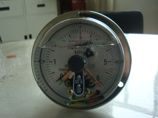 耐震电接点压力表