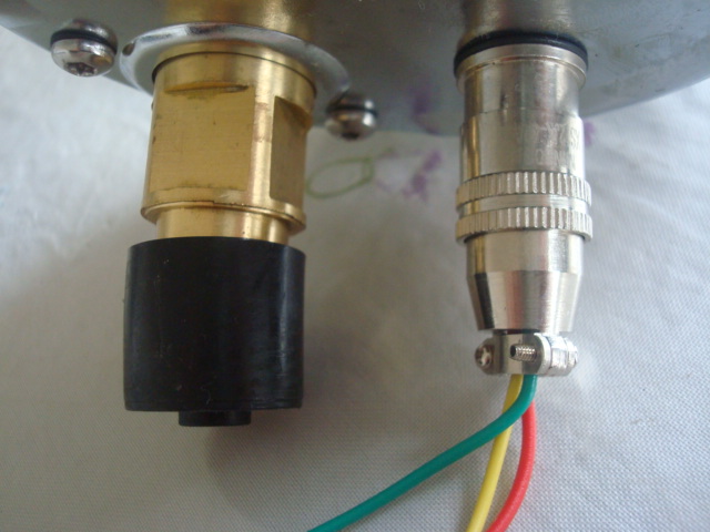 耐震电接点压力表