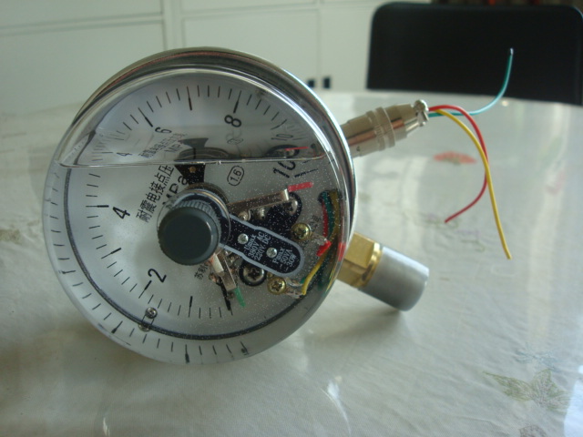 耐震电接点压力表