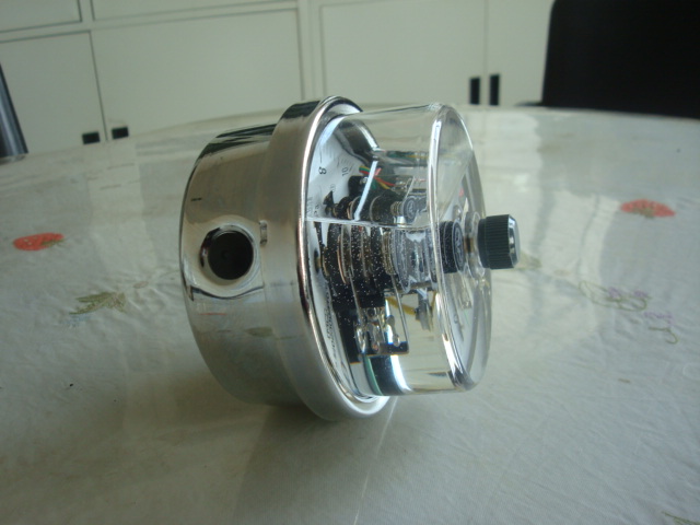 耐震电接点压力表